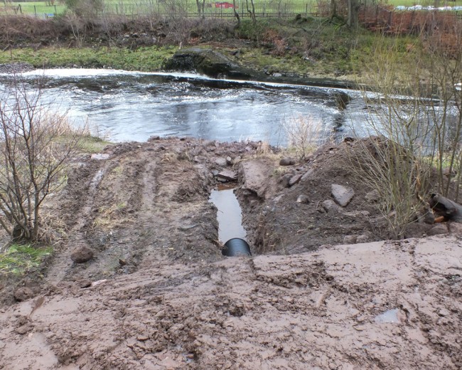 The smolt bywash pipe. It will enter the river below the surface and return any smolts and ketls to the river. I understand there is to be a large pre fabricted concrete section on the end of this pipe.