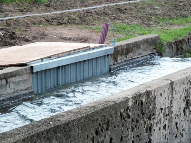 Screens for the spillway