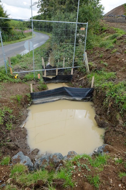 Ineffective silt traps failing to separate sediment from water that runs to roadside ditches and then the Assel. Why didn't site staff identify this problem and rectify it? This is not good enough. 